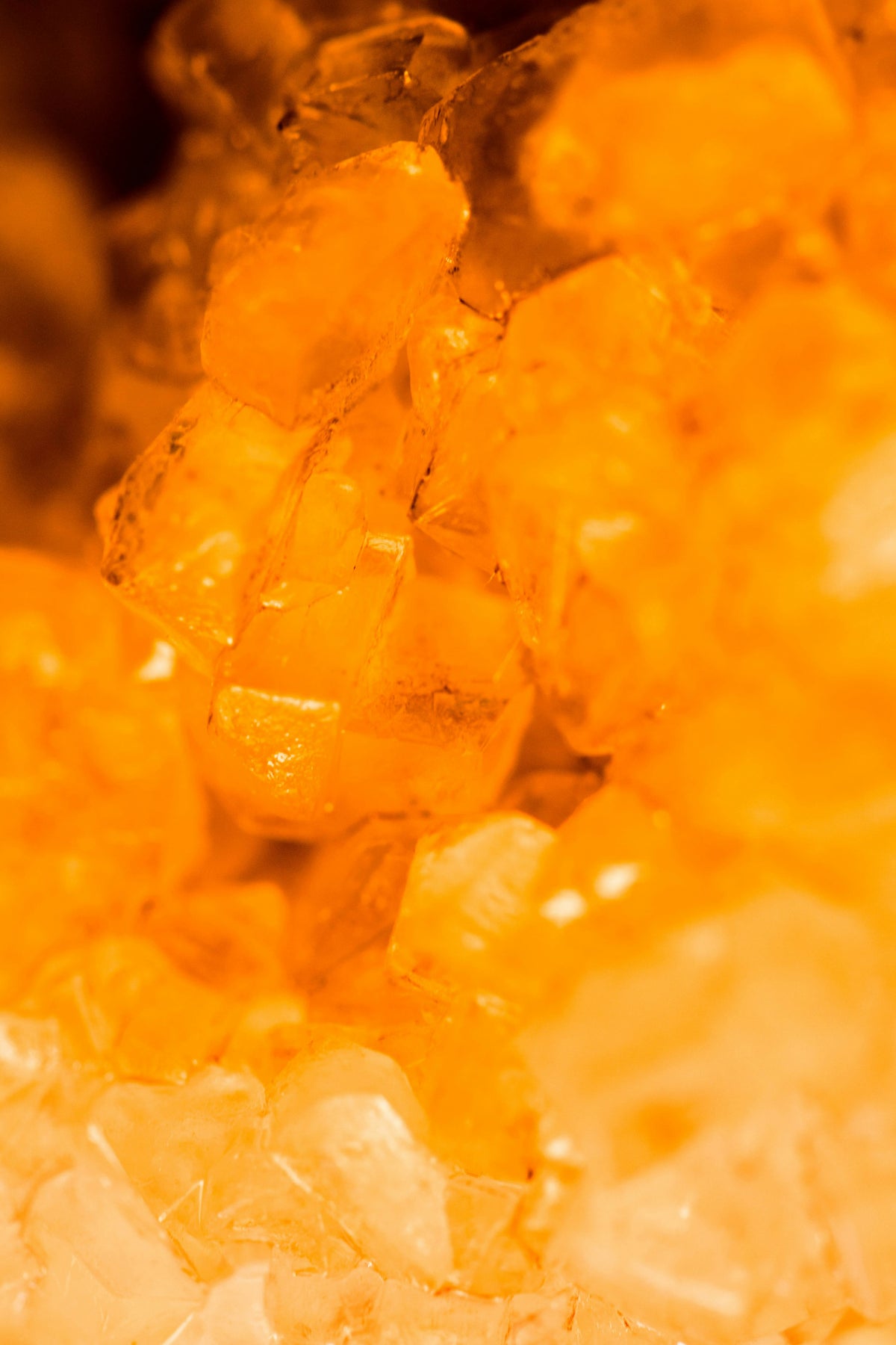 Duftnote Amber – leuchtend orange Kristalle in warmem Licht, Nahaufnahme