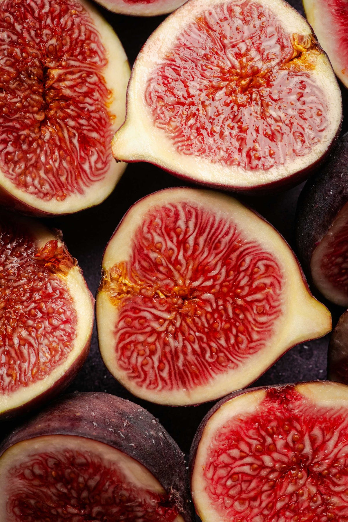 Duftnote Feige – halbierte Feigen mit rotem Fruchtfleisch und violetter Schale