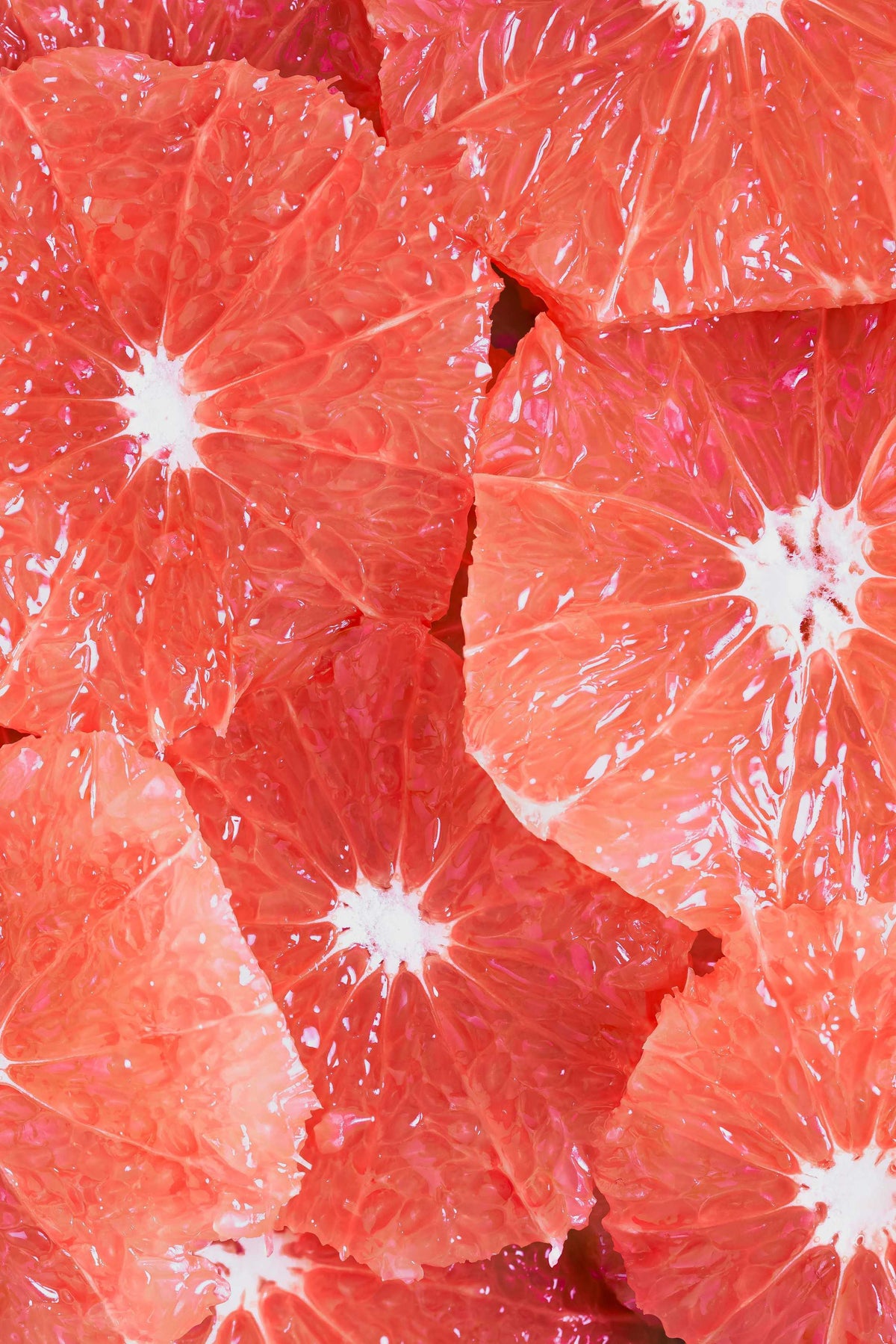 Duftnote Grapefruit – rosarote Grapefruitscheiben überlappend in Nahaufnahme