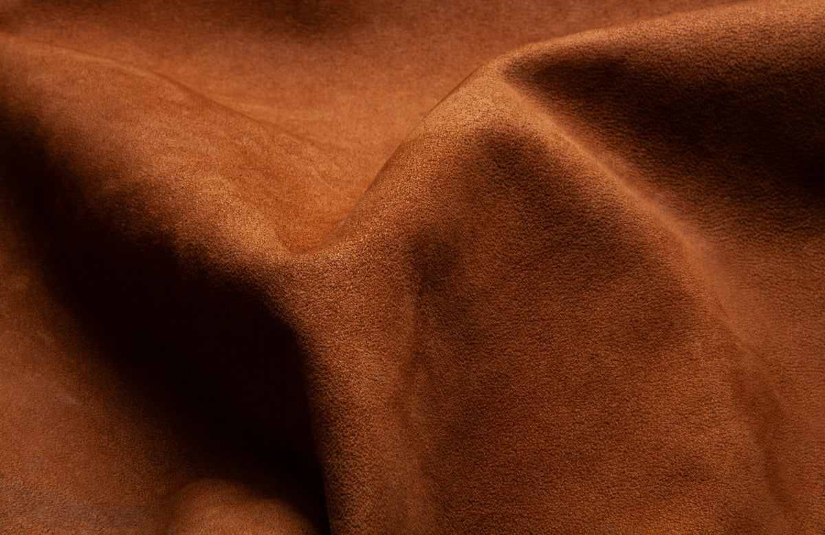 Duftnote Leder – cognacbraunes Wildleder in weichem Faltenwurf