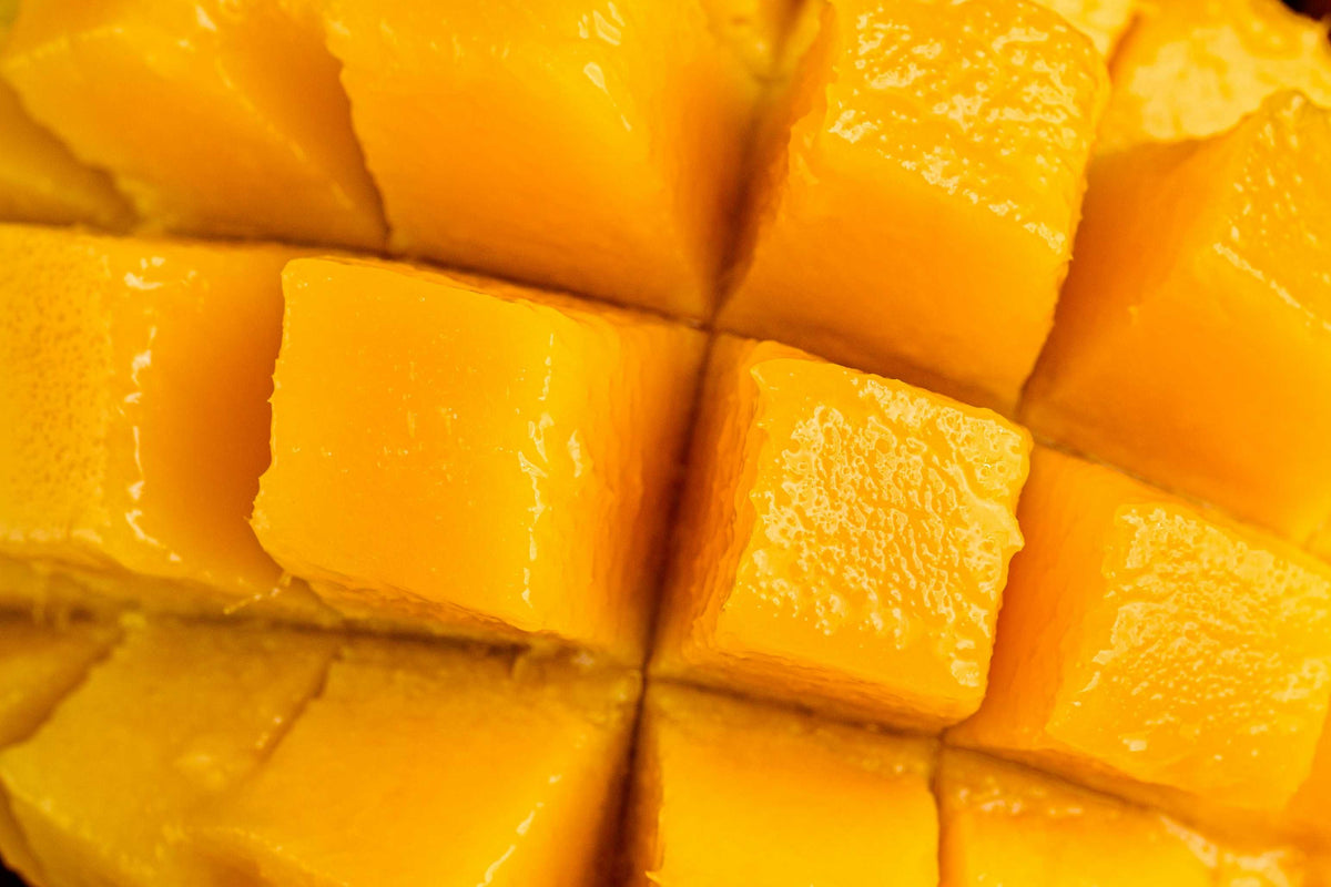 Duftnote Mango – gewürfeltes goldgelbes Mangofruchtfleisch in Nahaufnahme