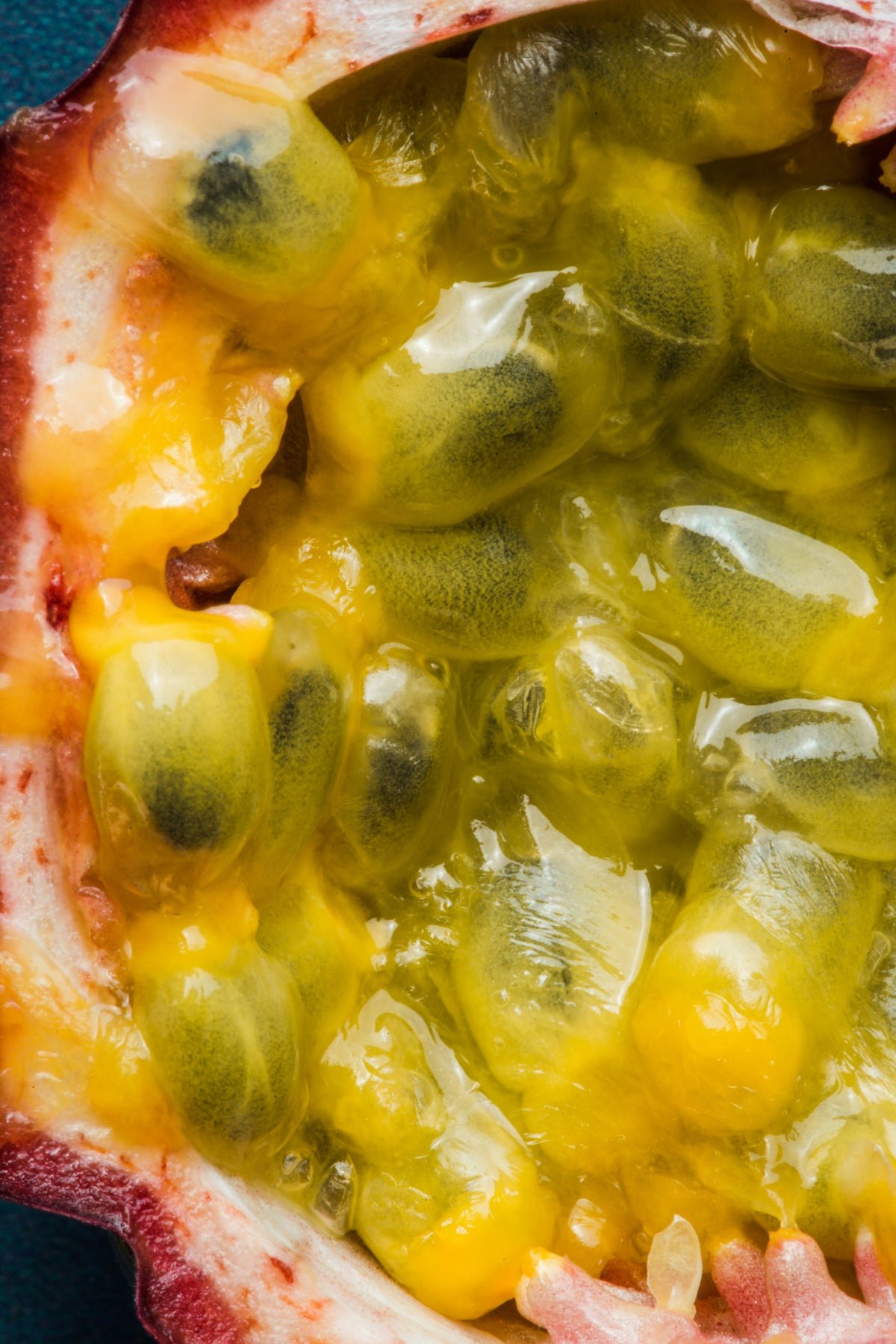 Duftnote Maracuja – aufgeschnittene Maracuja mit gelbem Fruchtfleisch und Kernen