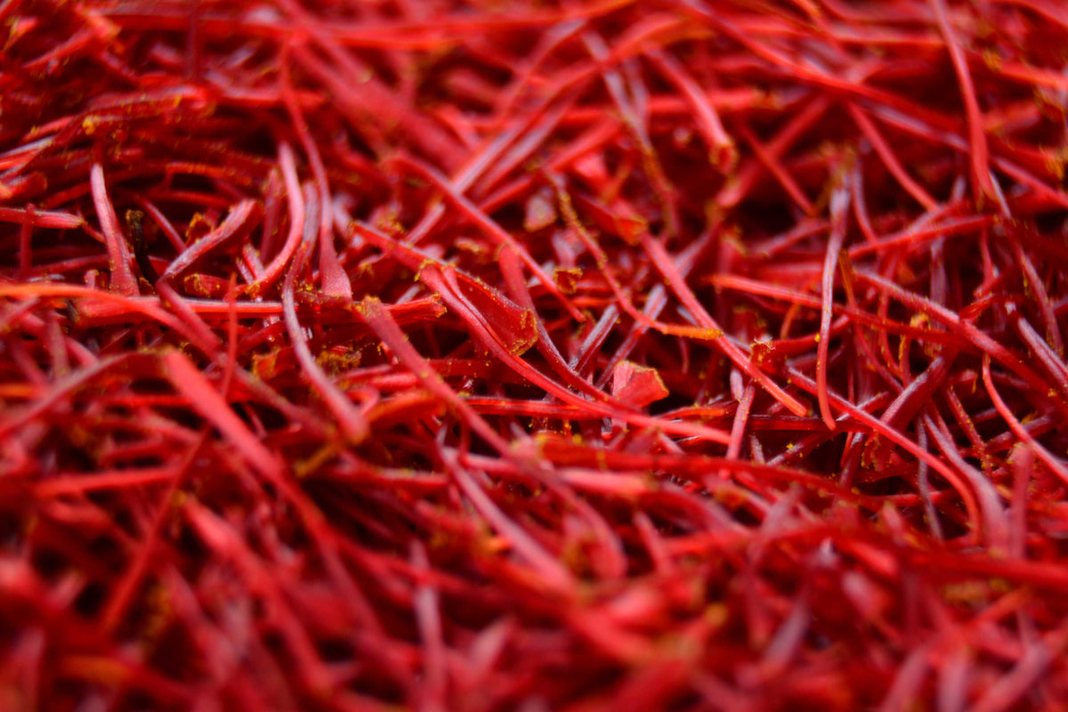 Duftnote Safran – leuchtend rote Safranfäden dicht gehäuft