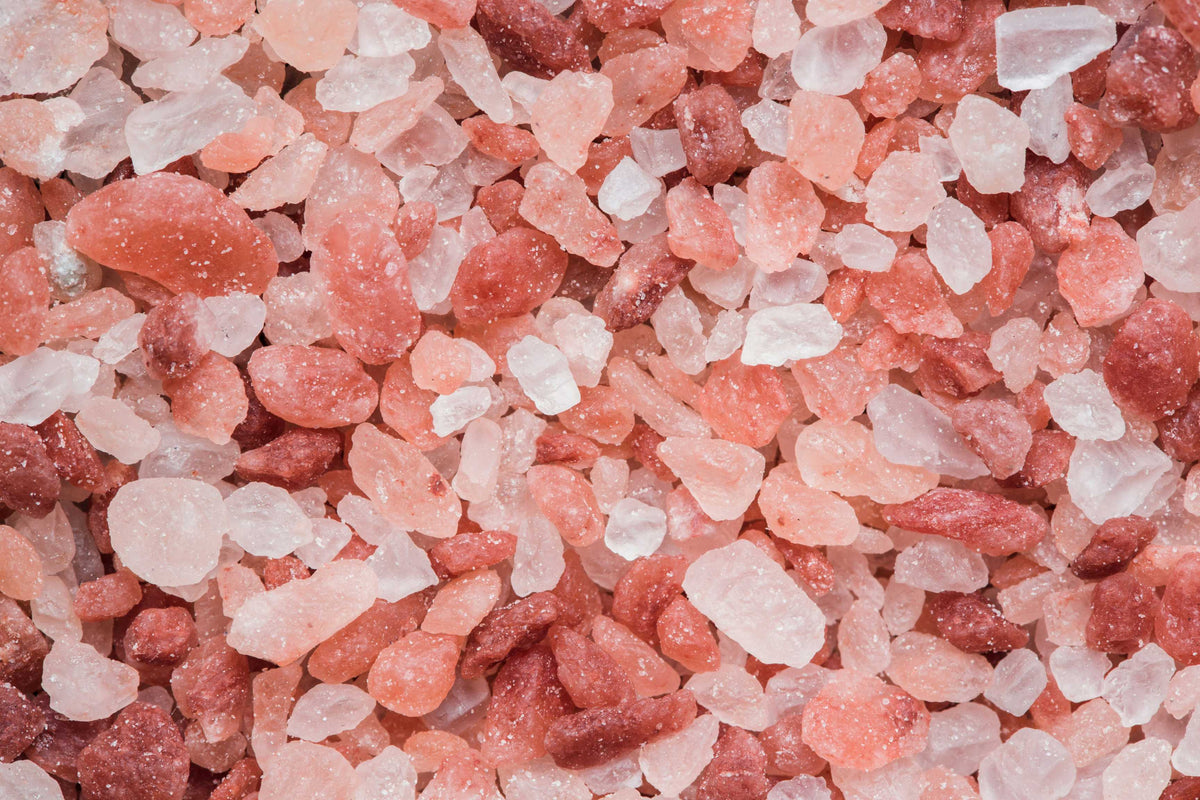 Duftnote Salz – rosa und weisse Salzkristalle in grober Körnung