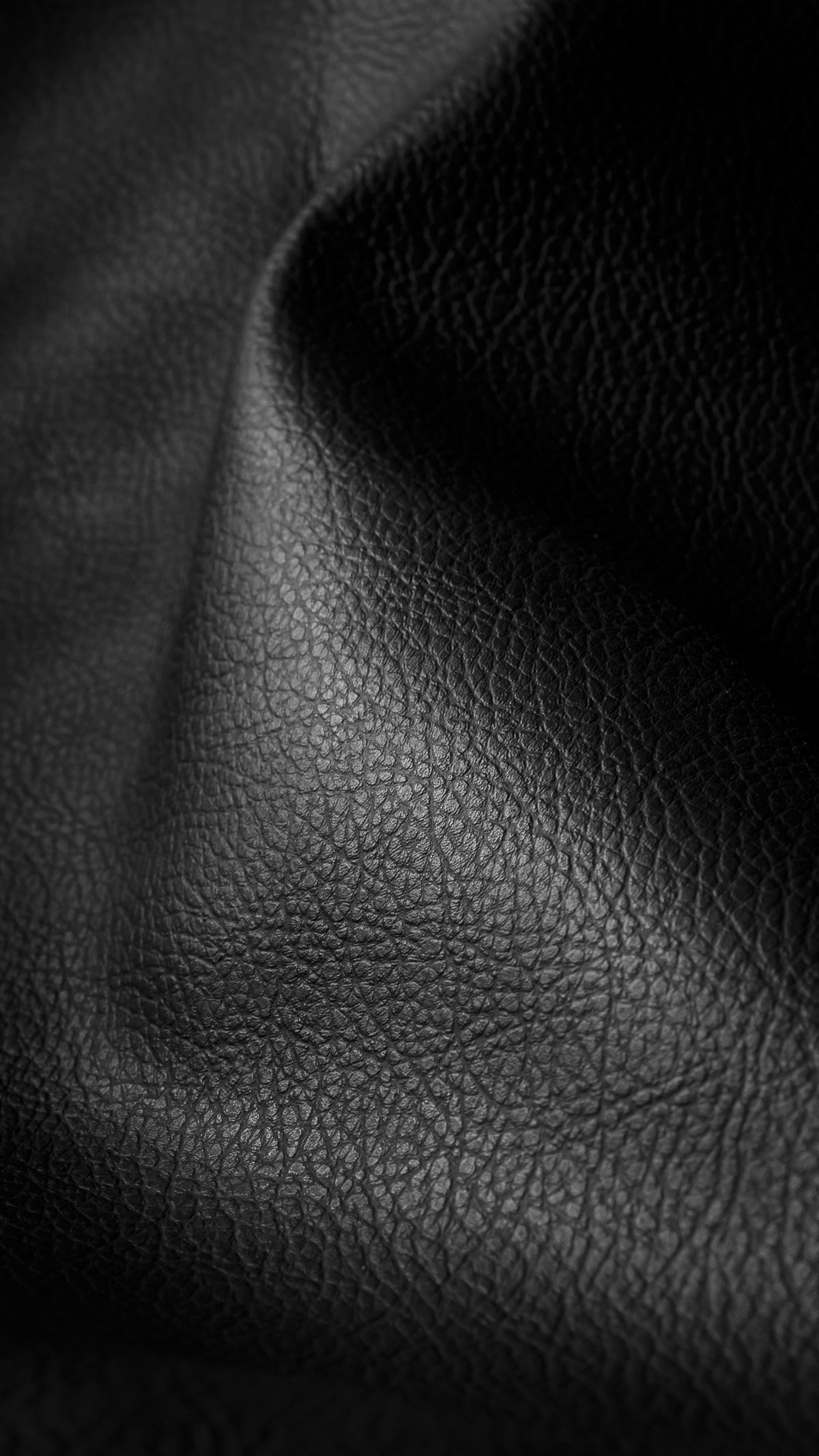 Duftnote Schwarzes Leder – schwarzes genarbtes Leder in weichem Faltenwurf