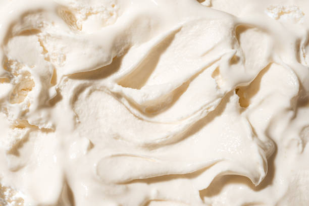 Duftnote Vanille-Eis – cremeweisse, gewellte Eiscreme-Textur in Nahaufnahme