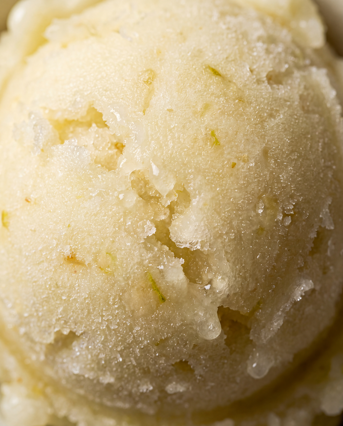 Duftnote Weisses Sorbet – Kugel cremeweisses, körniges Sorbet in Nahaufnahme