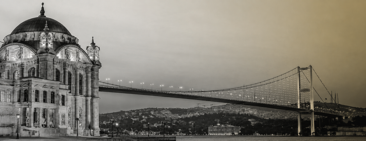Ortaköy Moschee und Bosporus Brücke in Istanbul in Sepia bei Dämmerung