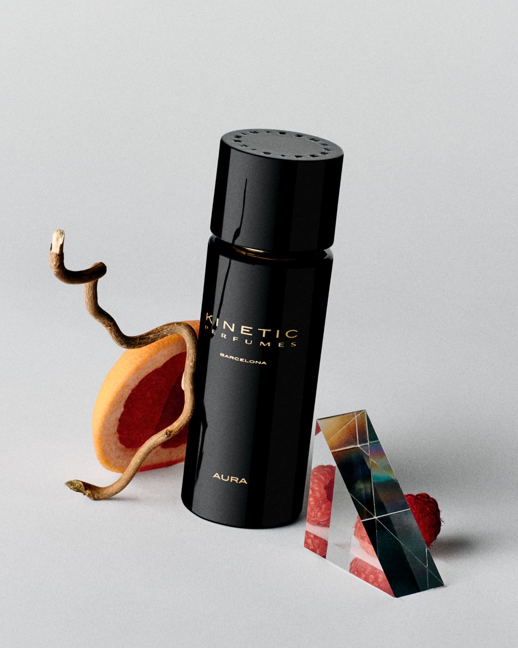 Kinetic Perfumes Aura Extrait de Parfum 100 ml – schwarzer Flakon mit Grapefruit, Ast, Glasprisma und Himbeeren auf Hellgrau