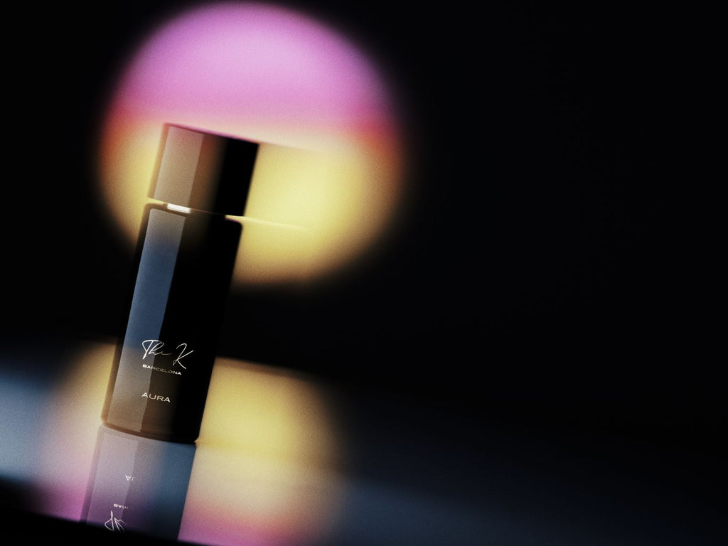 Kinetic Perfumes Aura Extrait de Parfum 100 ml – schräger Flakon mit Signatur vor rosa-gelbem Lichtkreis auf Schwarz