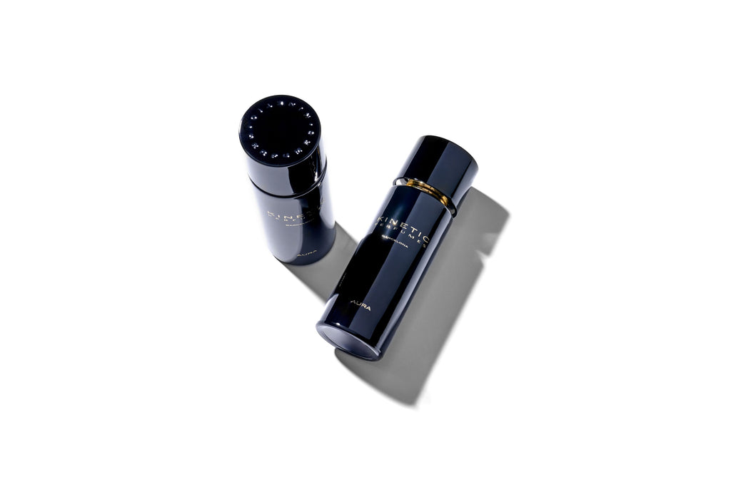 Kinetic Perfumes Aura Extrait de Parfum 100 ml – zwei schwarze Flakons, liegend und stehend, mit Schatten auf Weiss