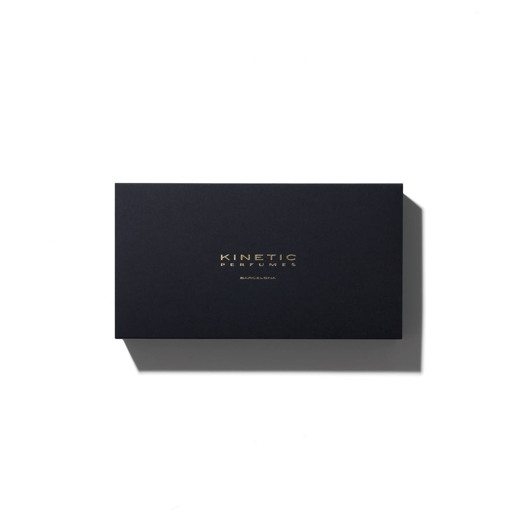 Kinetic Perfumes Discovery Set 11 × 2 ml – geschlossene schwarze Box mit goldener Schrift auf Weiss