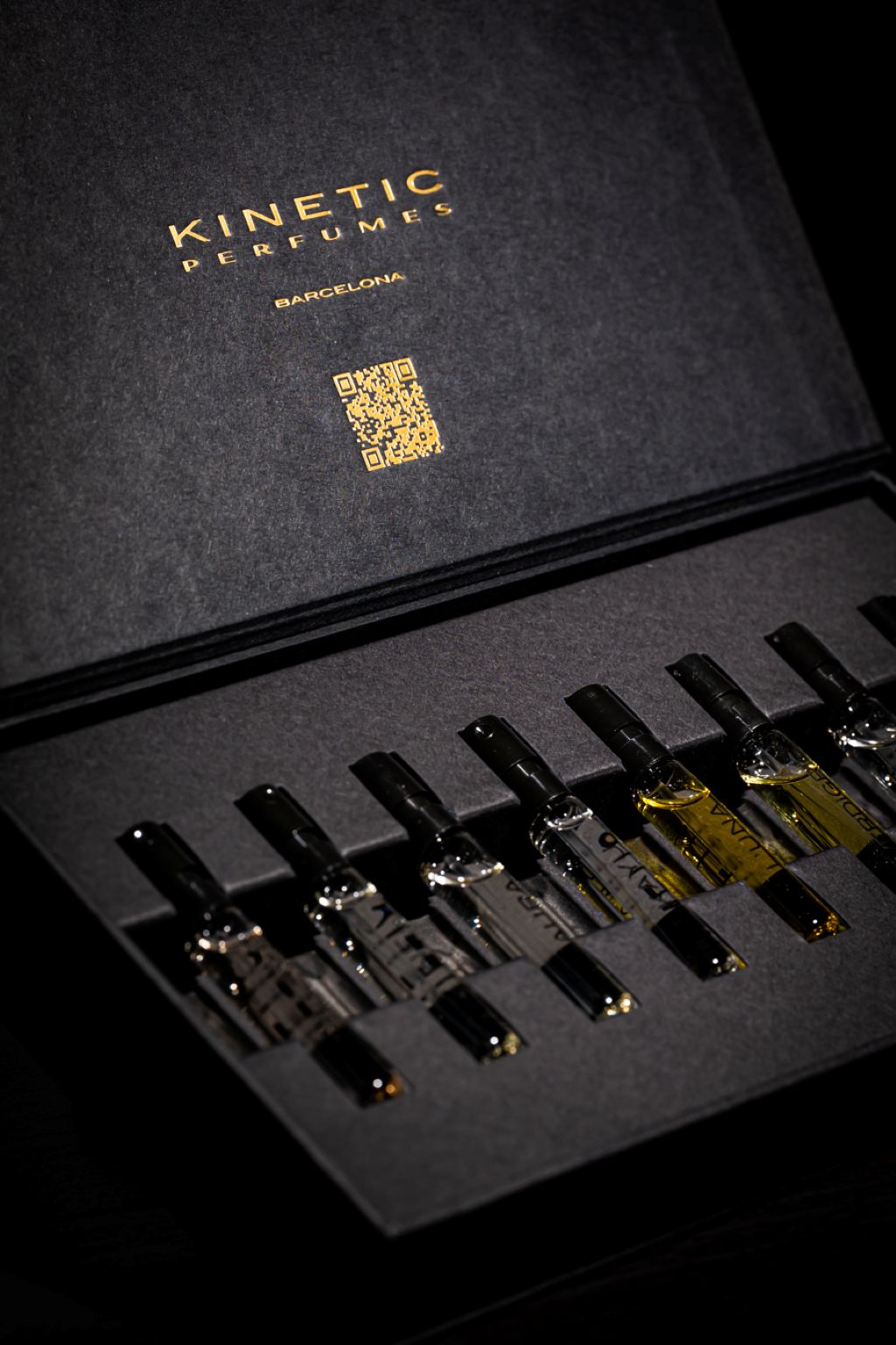 Kinetic Perfumes Discovery Set 11 × 2 ml – Nahaufnahme geöffnete Box mit goldenem QR-Code und Probenfläschchen