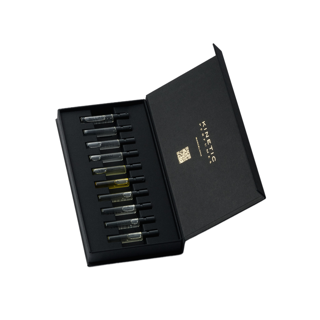 Kinetic Perfumes Discovery Set 11 × 2 ml – schräg geöffnete schwarze Box mit zehn Probenfläschchen auf Weiss