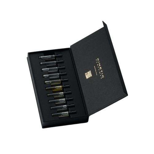 Kinetic Perfumes Discovery Set 11 × 2 ml – schräg geöffnete schwarze Box mit zehn Probenfläschchen auf Weiss