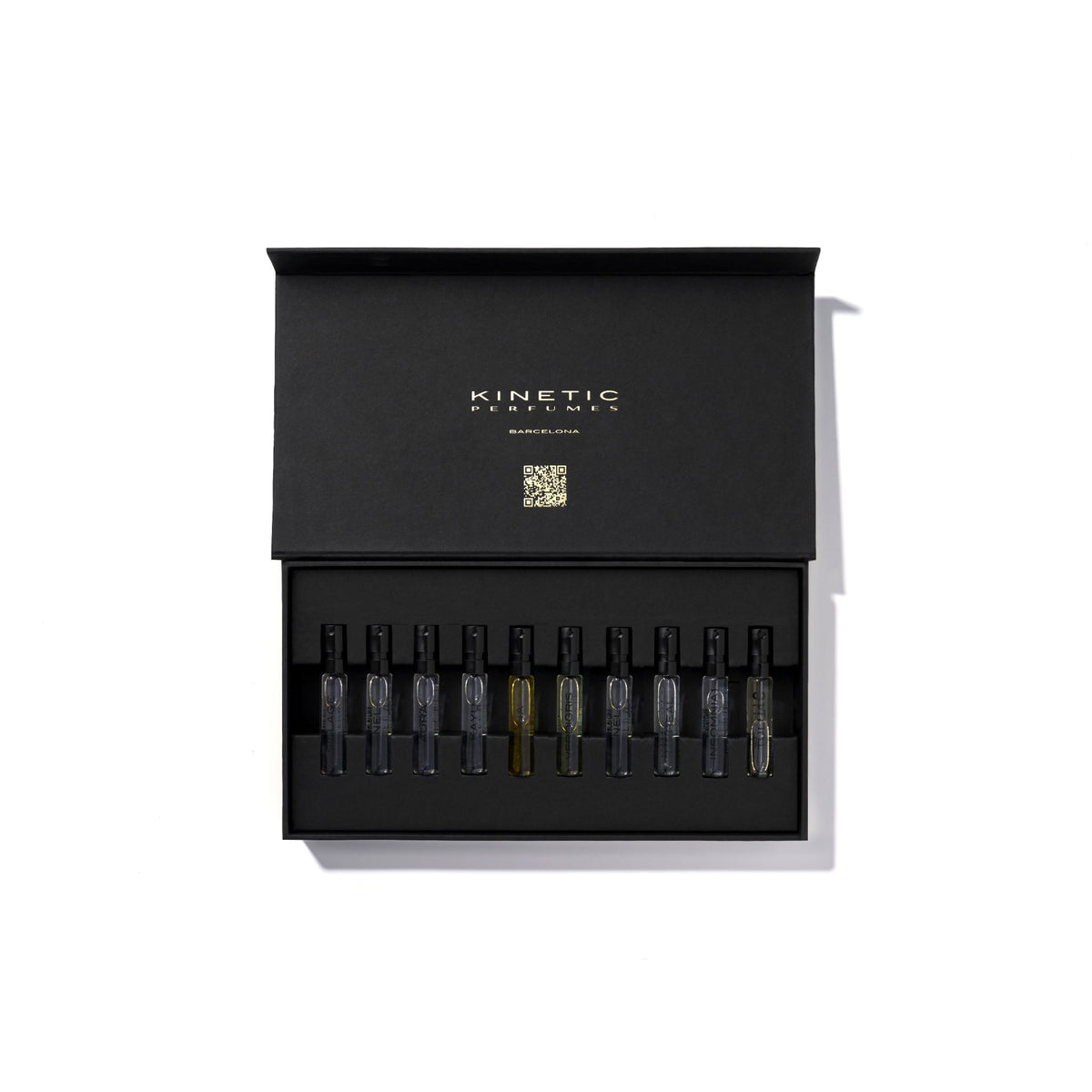 Kinetic Perfumes Discovery Set 11 × 2 ml – geöffnete schwarze Box mit zehn Probenfläschchen und Goldschrift auf Weiss