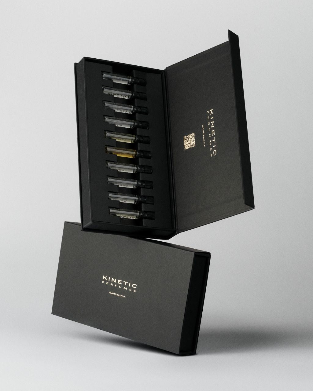 Kinetic Perfumes Discovery Set 11 × 2 ml – schwebende geöffnete Box mit Proben über geschlossener Box, Hellgrau