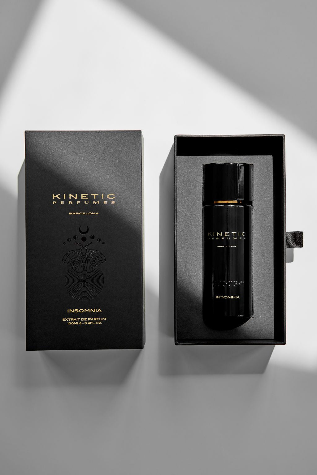 Kinetic Perfumes Insomnia Extrait de Parfum 100 ml – schwarzer Flakon in geöffneter schwarzer Box neben Deckel