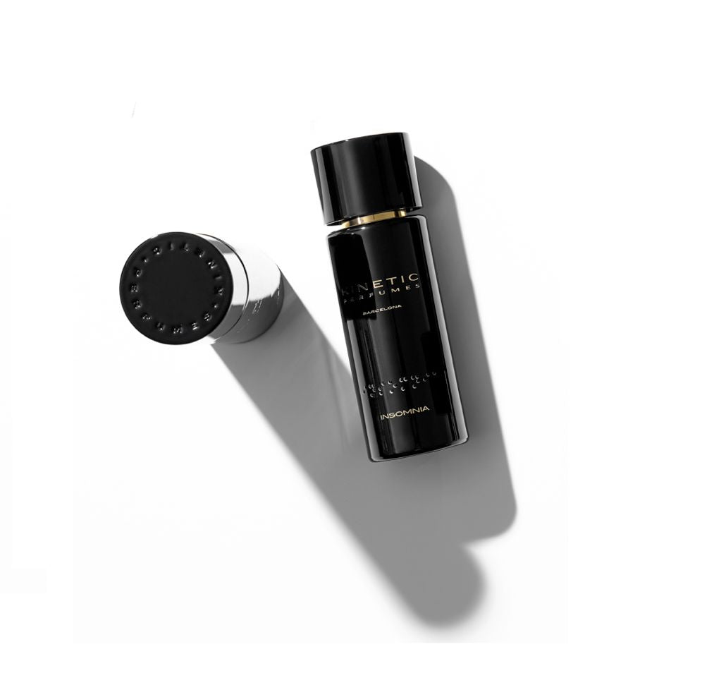 Kinetic Perfumes Insomnia Extrait de Parfum 100 ml – schwarzer Flakon mit abgenommener Kappe von oben auf Weiss