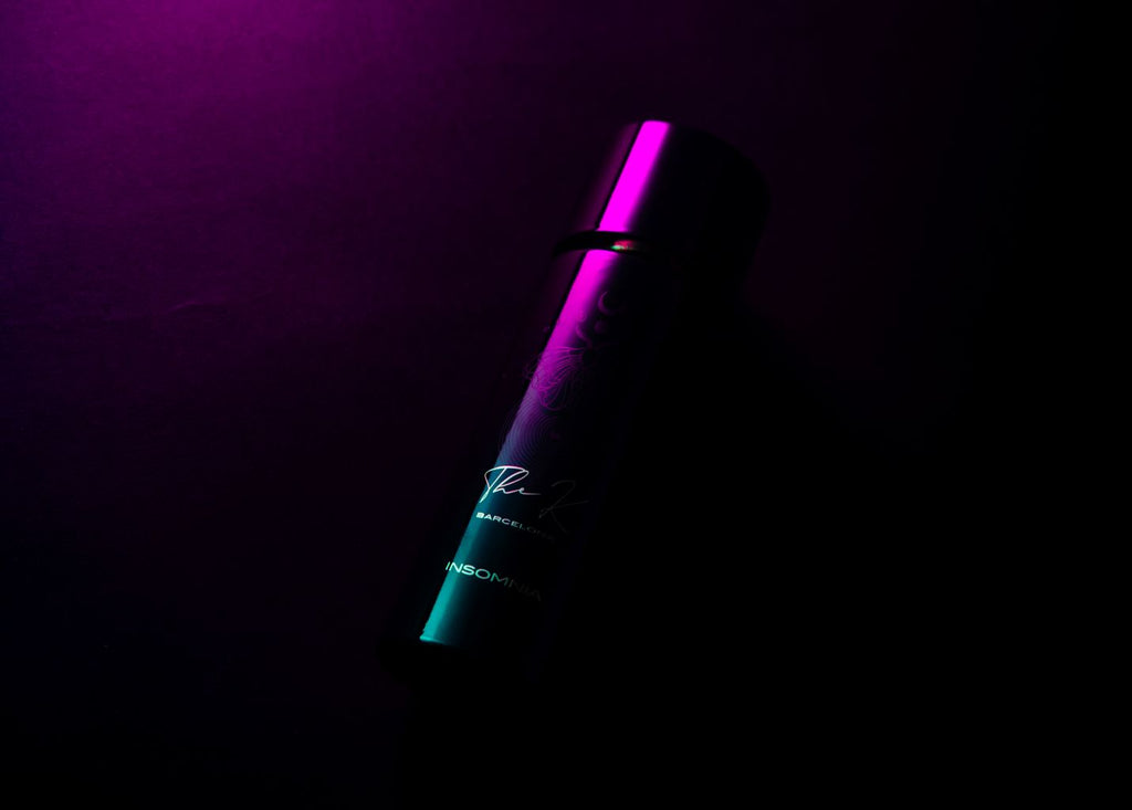Kinetic Perfumes Insomnia Extrait de Parfum 100 ml – schräger schwarzer Flakon in pinkem und türkisem Neonlicht