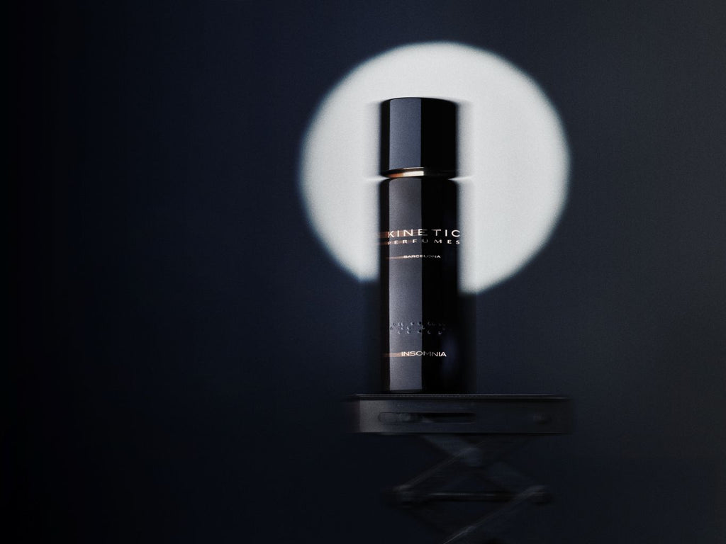 Kinetic Perfumes Insomnia Extrait de Parfum 100 ml – schwarzer Flakon auf Podest vor weissem Lichtkreis auf Dunkelblau