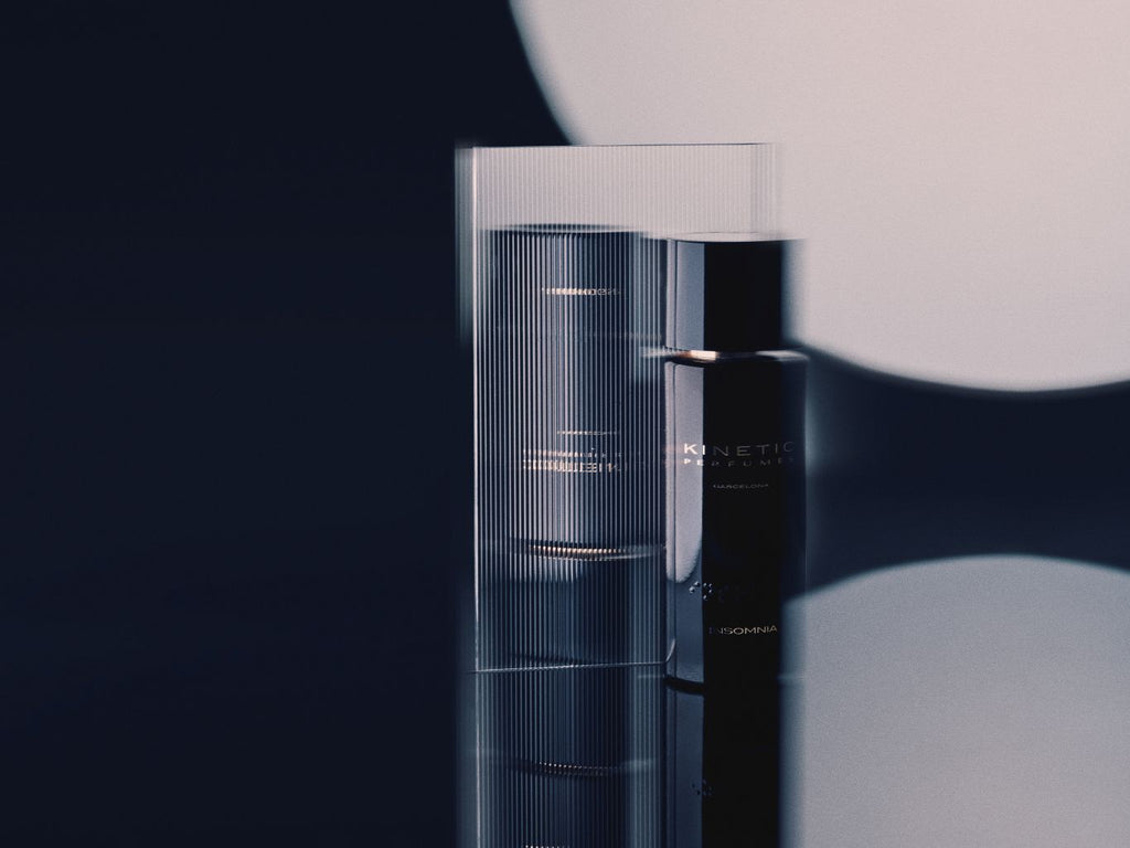 Kinetic Perfumes Insomnia Extrait de Parfum 100 ml – schwarzer Flakon neben geriffeltem Glas mit Lichtkreisen auf Dunkelblau