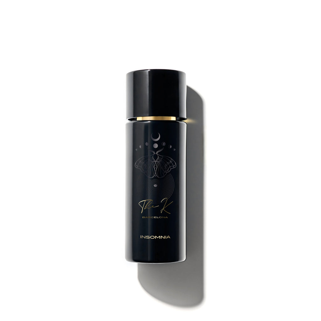 Kinetic Perfumes Insomnia Extrait de Parfum 100 ml – Rückseite des schwarzen Flakons mit goldener Motten- und Mond-Grafik
