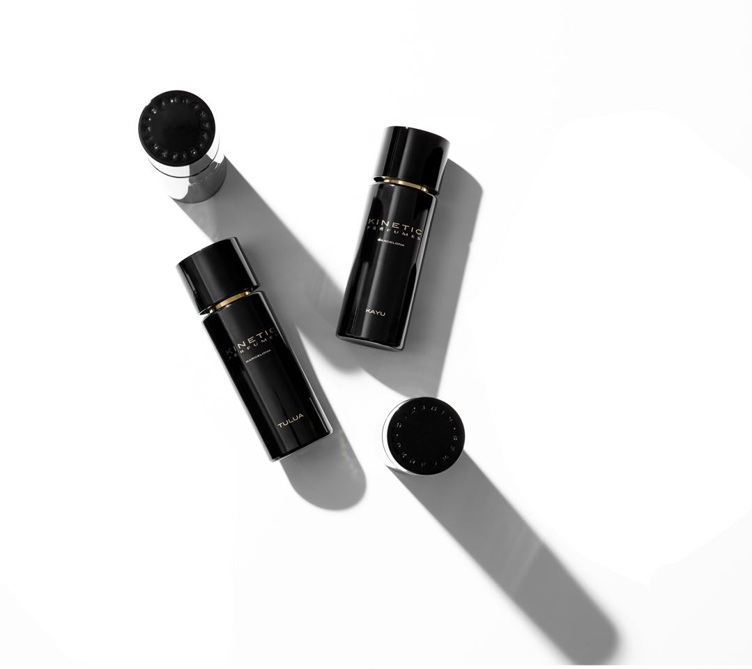 Kinetic Perfumes Kayu Extrait de Parfum 100 ml – zwei schwarze Flakons mit abgenommenen Kappen von oben auf Weiss