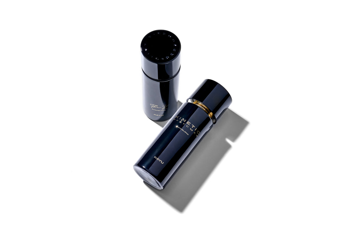 Kinetic Perfumes Kayu Extrait de Parfum 100 ml – zwei schwarze Flakons, liegend und stehend, mit Schatten auf Weiss