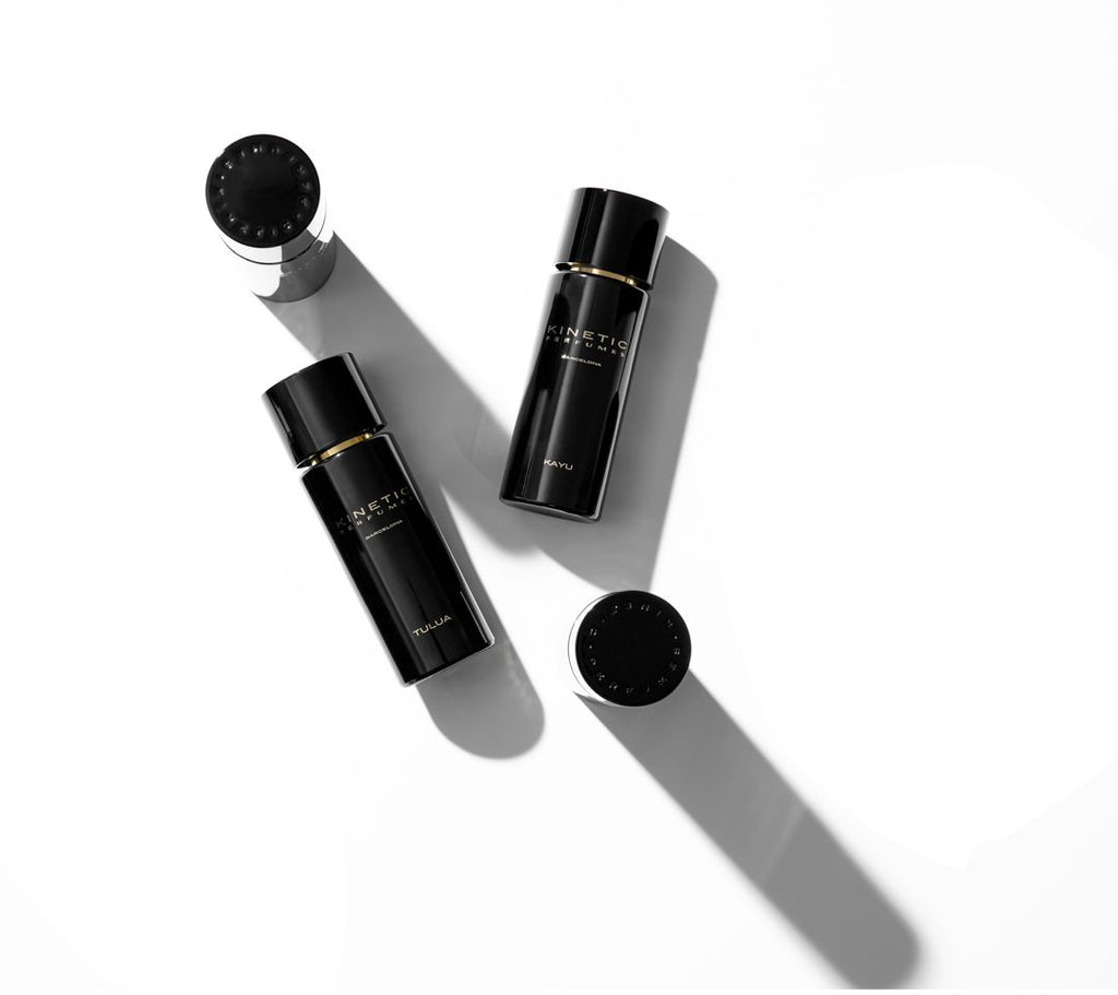 Kinetic Perfumes Kayu und Tulua Extrait de Parfum 100 ml – zwei schwarze Flakons mit abgenommenen Kappen von oben auf Weiss