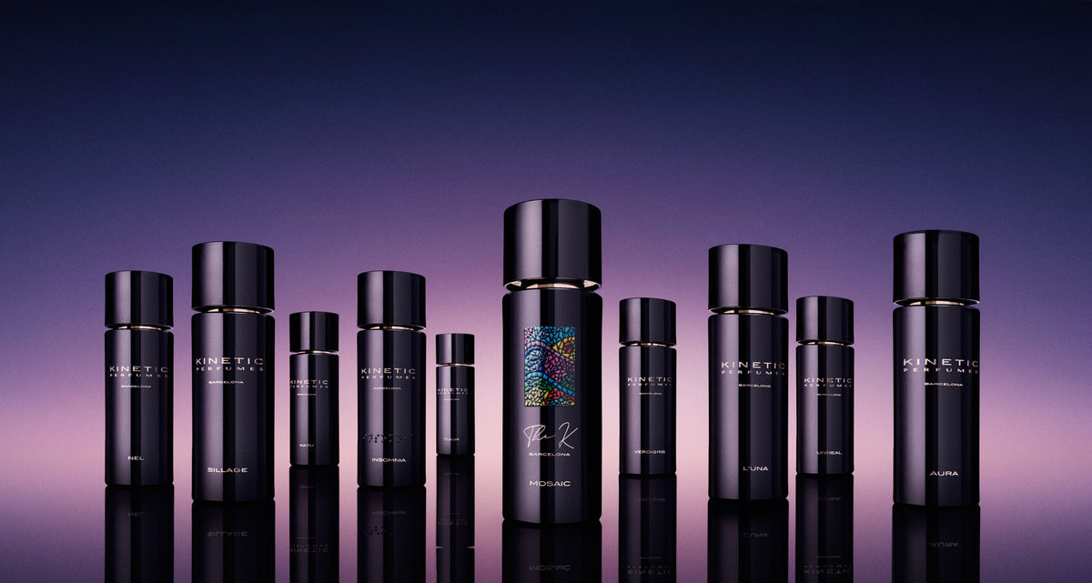 Reihe schwarzer Kinetic Perfumes Flakons vor violettem Abendhimmel mit Spiegelung