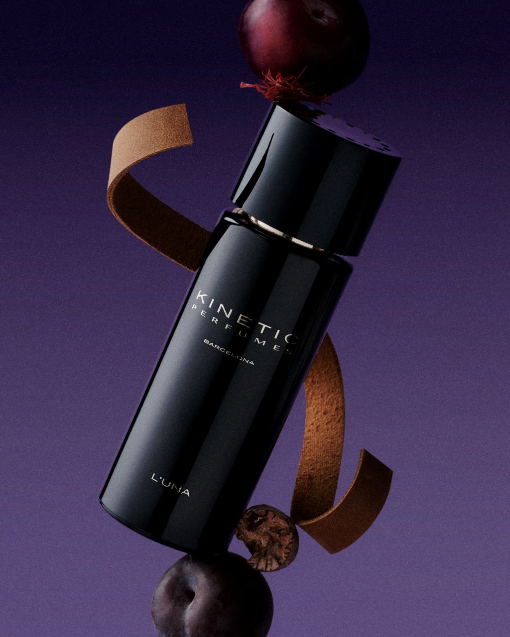 Kinetic Perfumes L'Una Extrait de Parfum 100 ml – schräger Flakon mit Pflaumen, Lederband, Muskatnuss und Safran vor Violett