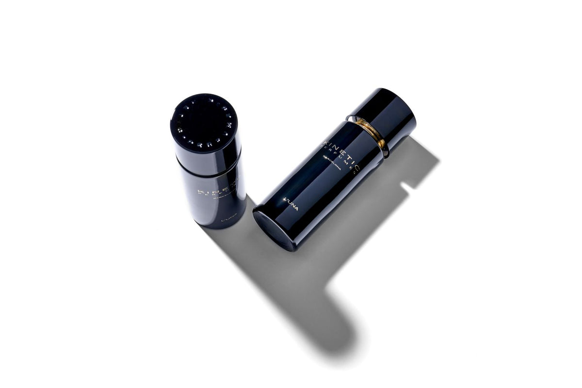 Kinetic Perfumes L'Una Extrait de Parfum 100 ml – zwei schwarze Flakons, liegend und stehend, mit Schatten auf Weiss