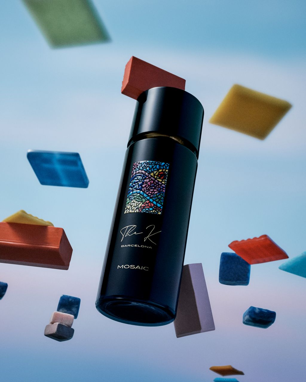 Kinetic Perfumes Mosaic Extrait de Parfum 100 ml – schwebender Flakon zwischen bunten Mosaiksteinen vor hellblauem Himmel