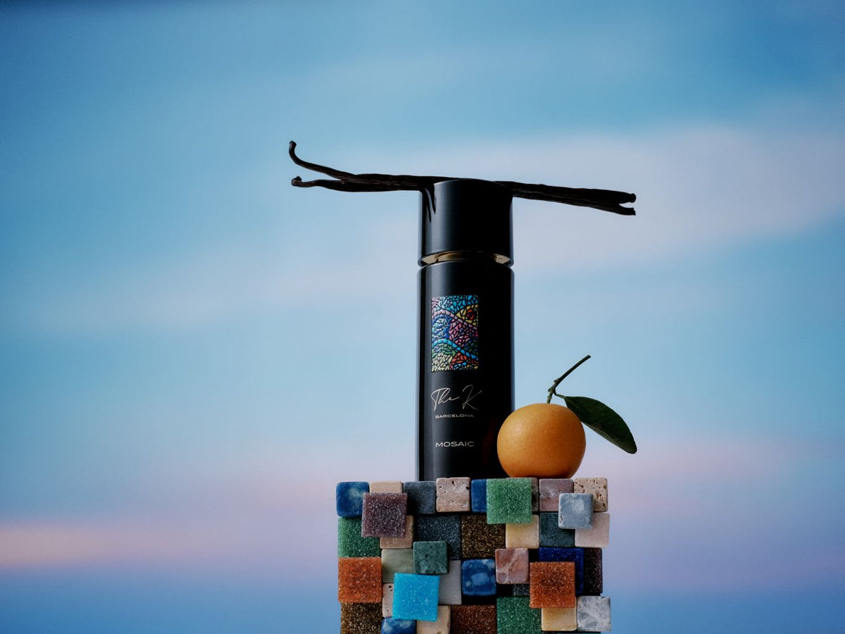 Kinetic Perfumes Mosaic Extrait de Parfum 100 ml – Flakon mit Vanilleschote auf Turm aus bunten Mosaiksteinen, Mandarine, Himmel