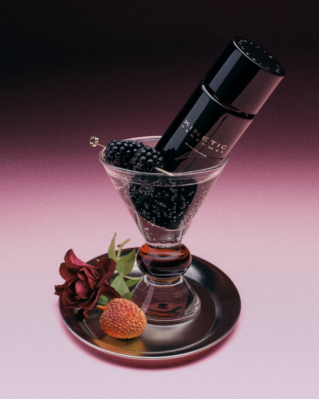 Kinetic Perfumes Nel Extrait de Parfum 100 ml – Flakon in Cocktailglas mit Brombeeren, Rose und Litschi vor Rosa