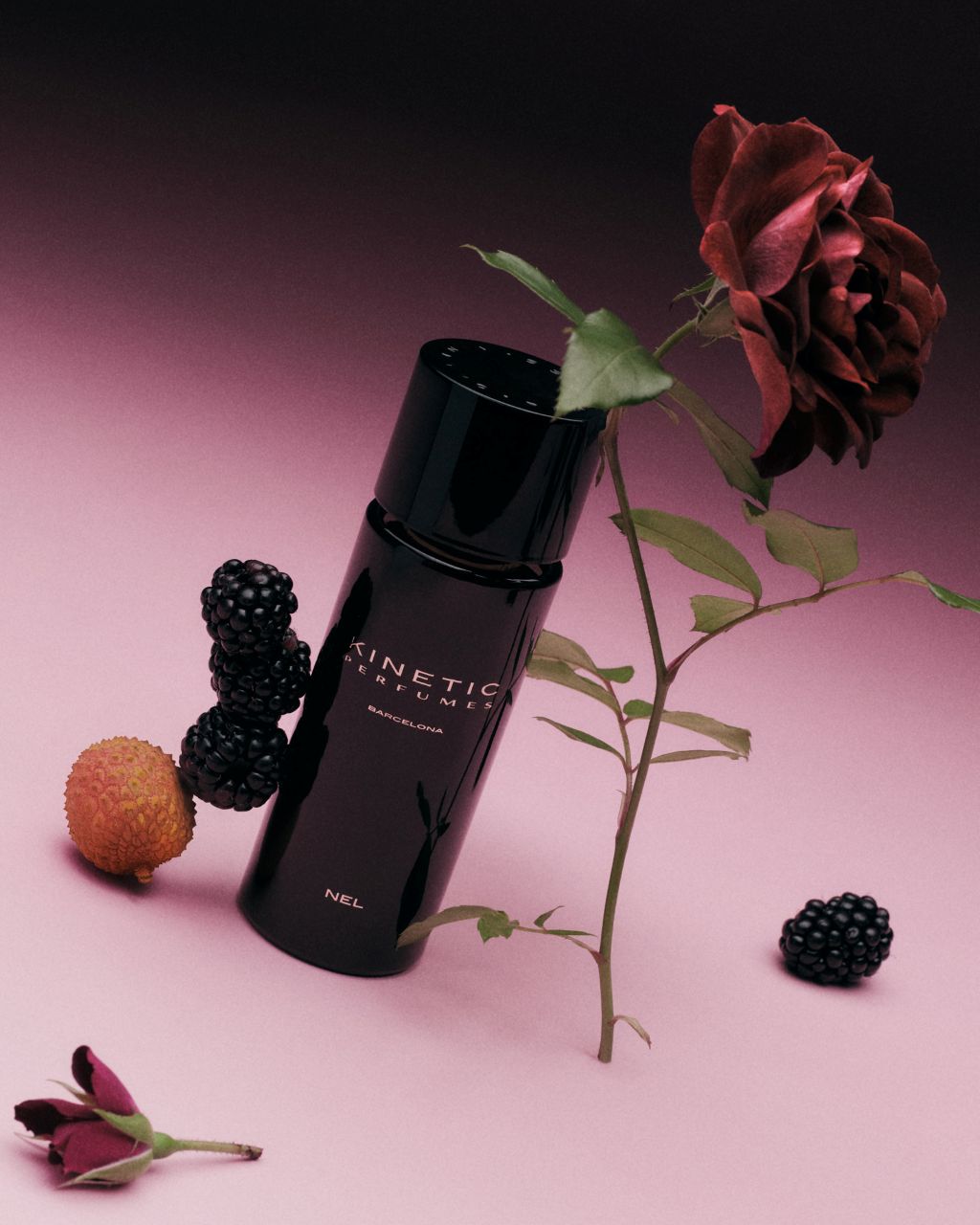 Kinetic Perfumes Nel Extrait de Parfum 100 ml – schwarzer Flakon mit dunkelroter Rose, Brombeeren und Litschi vor Rosa