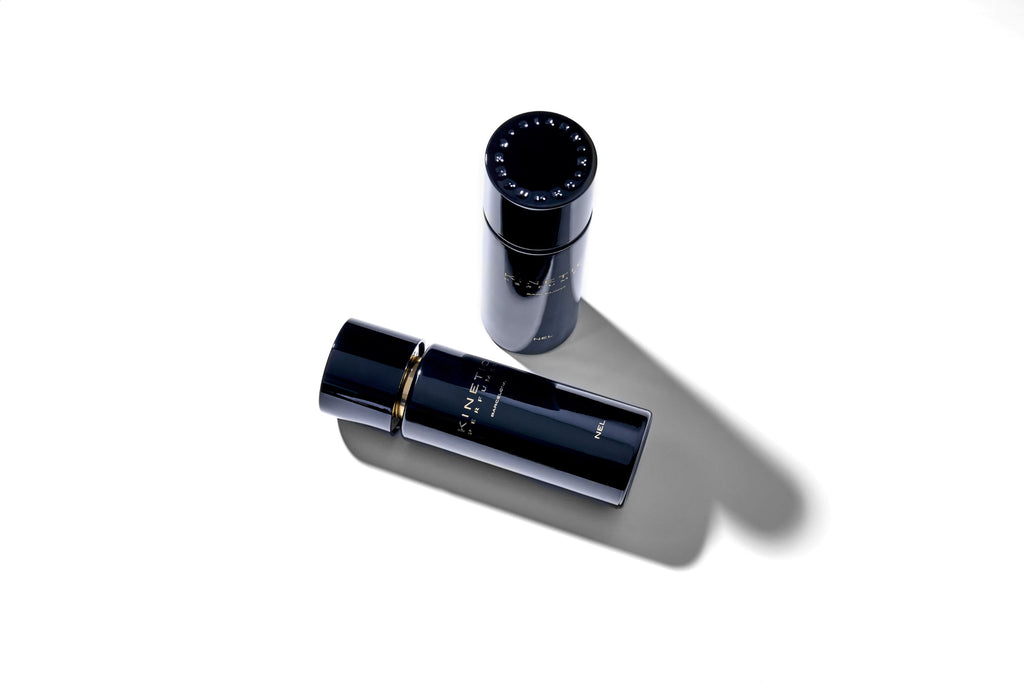 Kinetic Perfumes Nel Extrait de Parfum 100 ml – zwei schwarze Flakons, liegend und stehend, mit Schatten auf Weiss