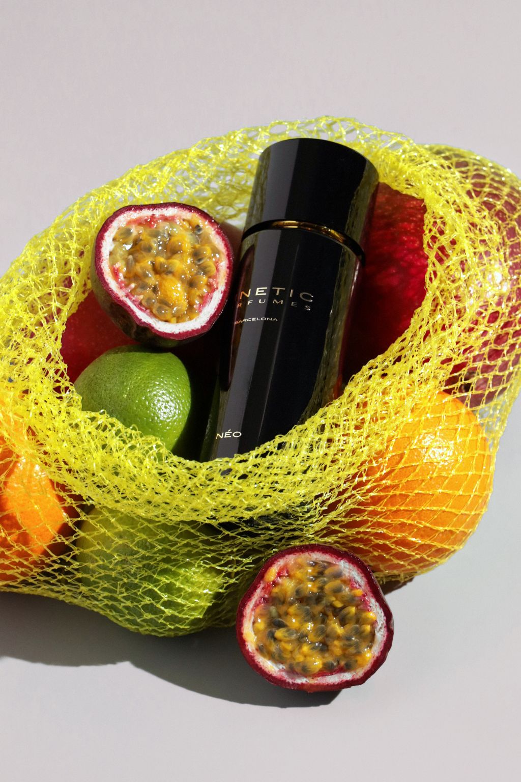 Kinetic Perfumes Néo Sillage Extrait de Parfum 100 ml – schwarzer Flakon in gelbem Netz mit Maracuja, Limette und Orange