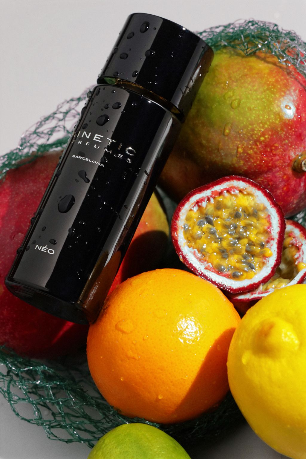 Kinetic Perfumes Néo Sillage Extrait de Parfum 100 ml – Flakon mit Wassertropfen auf Mango, Orange, Zitrone und Maracuja
