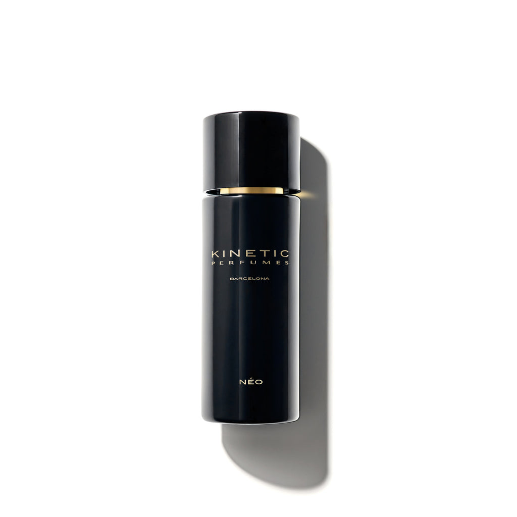 Kinetic Perfumes Néo Sillage Extrait de Parfum 100 ml – schwarzer Flakon mit Goldring und goldener Schrift auf weissem Hintergrund