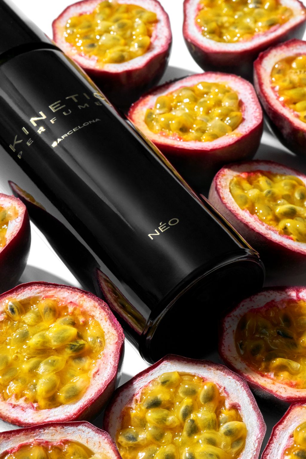 Kinetic Perfumes Néo Sillage Extrait de Parfum 100 ml – Nahaufnahme liegender Flakon auf halbierten Maracujas