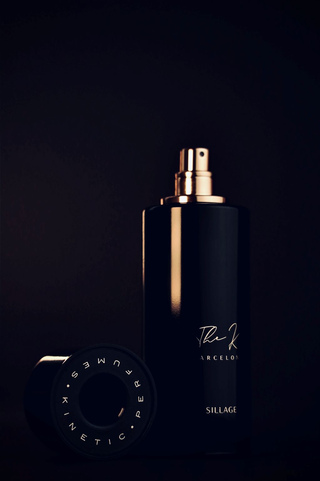 Kinetic Perfumes Sillage Extrait de Parfum 100 ml – offener schwarzer Flakon mit goldenem Zerstäuber und Kappe vor Schwarz