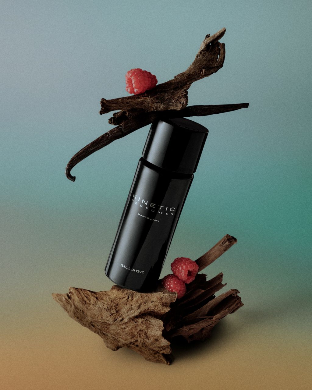 Kinetic Perfumes Sillage Extrait de Parfum 100 ml – schräger Flakon zwischen Holzstücken, Vanilleschote und Himbeeren vor blau-ockerfarbenem Verlauf