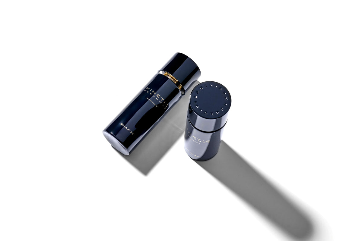 Kinetic Perfumes Sillage Extrait de Parfum 100 ml – zwei schwarze Flakons, liegend und stehend, mit Schatten auf Weiss