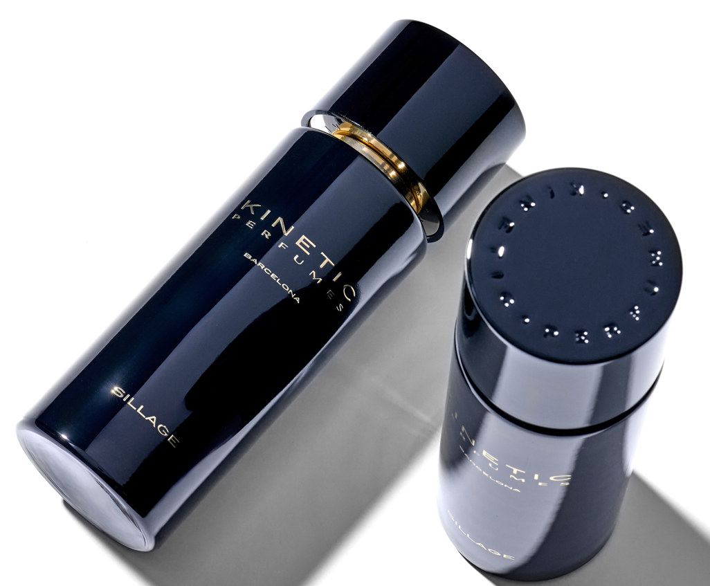 Zwei schwarze Kinetic Perfumes Sillage Flakons mit Goldschrift auf Weiss
