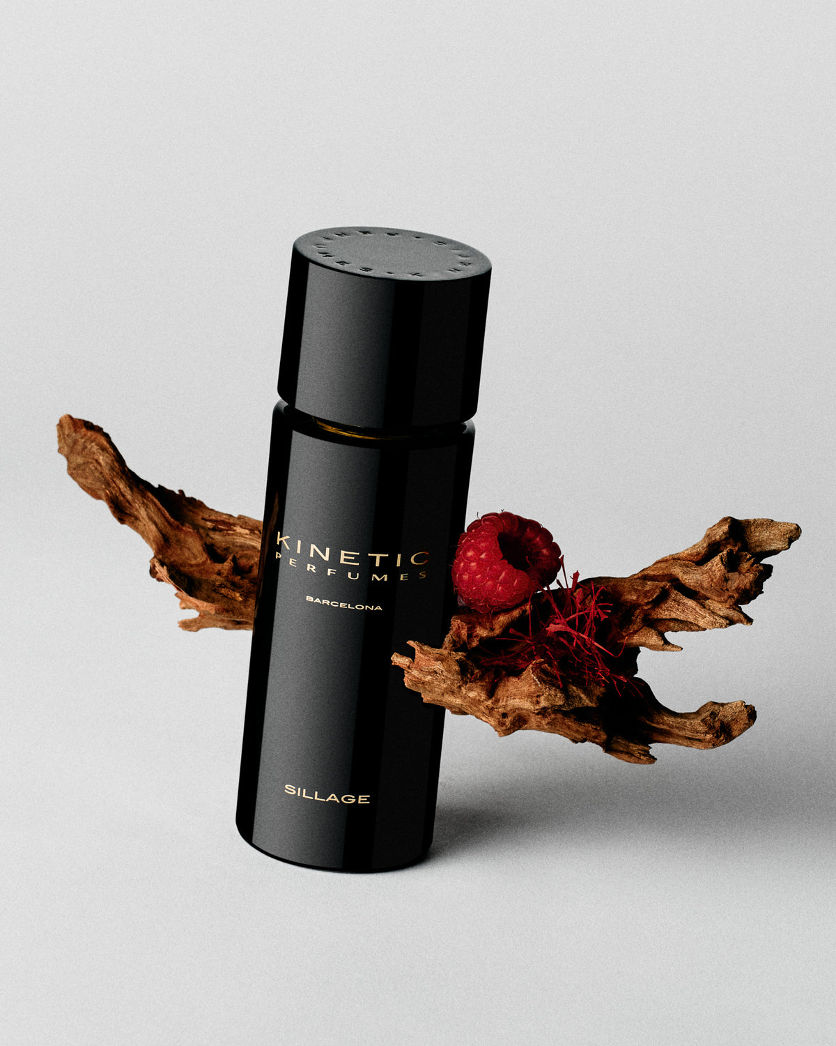 Schwarzer Kinetic Perfumes Sillage Flakon mit Treibholz, Himbeere und Safran auf Grau