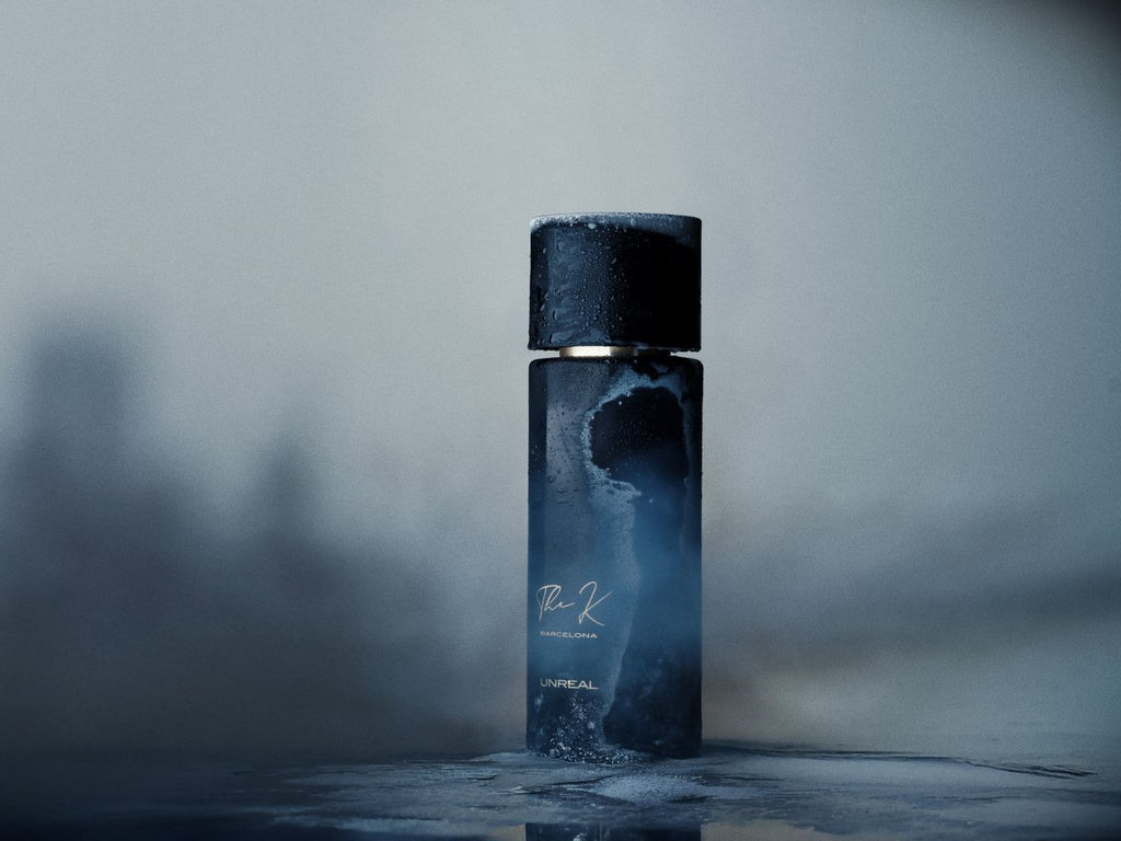 Kinetic Perfumes Unreal Extrait de Parfum 100 ml – vereister blauschwarzer Flakon im Nebel vor Graublau
