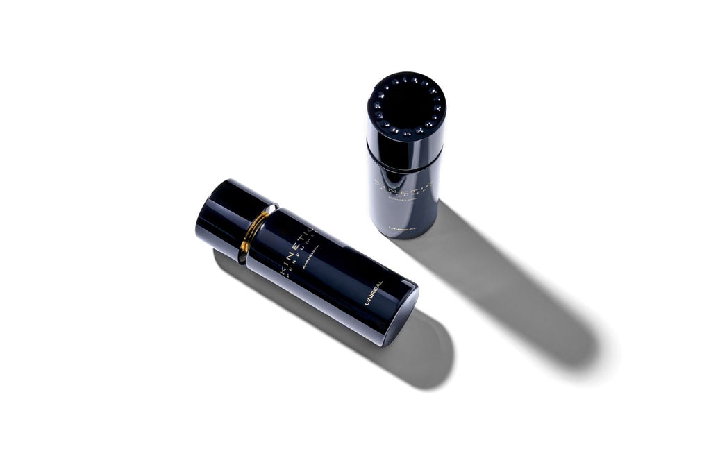 Kinetic Perfumes Unreal Extrait de Parfum 100 ml – zwei schwarze Flakons, liegend und stehend, mit Schatten auf Weiss