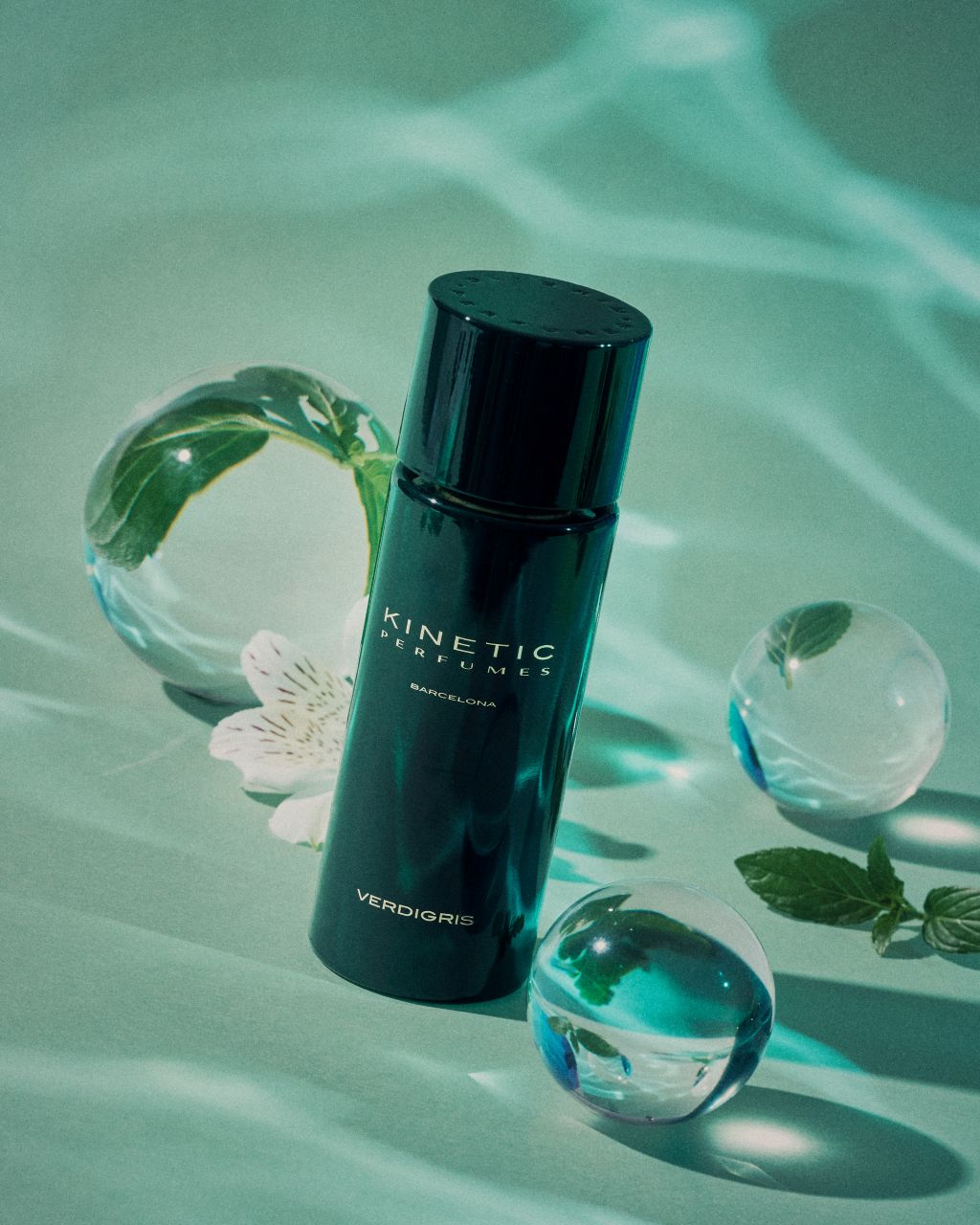 Kinetic Perfumes Verdigris Extrait de Parfum 100 ml – Flakon mit Glaskugeln, Minzblättern und weisser Blüte auf Mintgrün